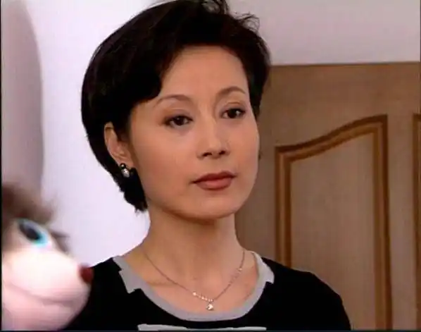 导演尤小刚:63岁娶33岁的周庭伊,64岁连生两子,70岁不敢退休!