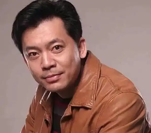 何政军是一位出身军人家庭的演员,尽管何政军出身军人家庭,但他 - 抖