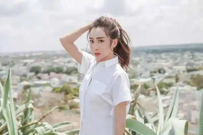 毕业后,杜若溪加入了上海话剧艺术中心,成为了一名优秀的话剧演员.