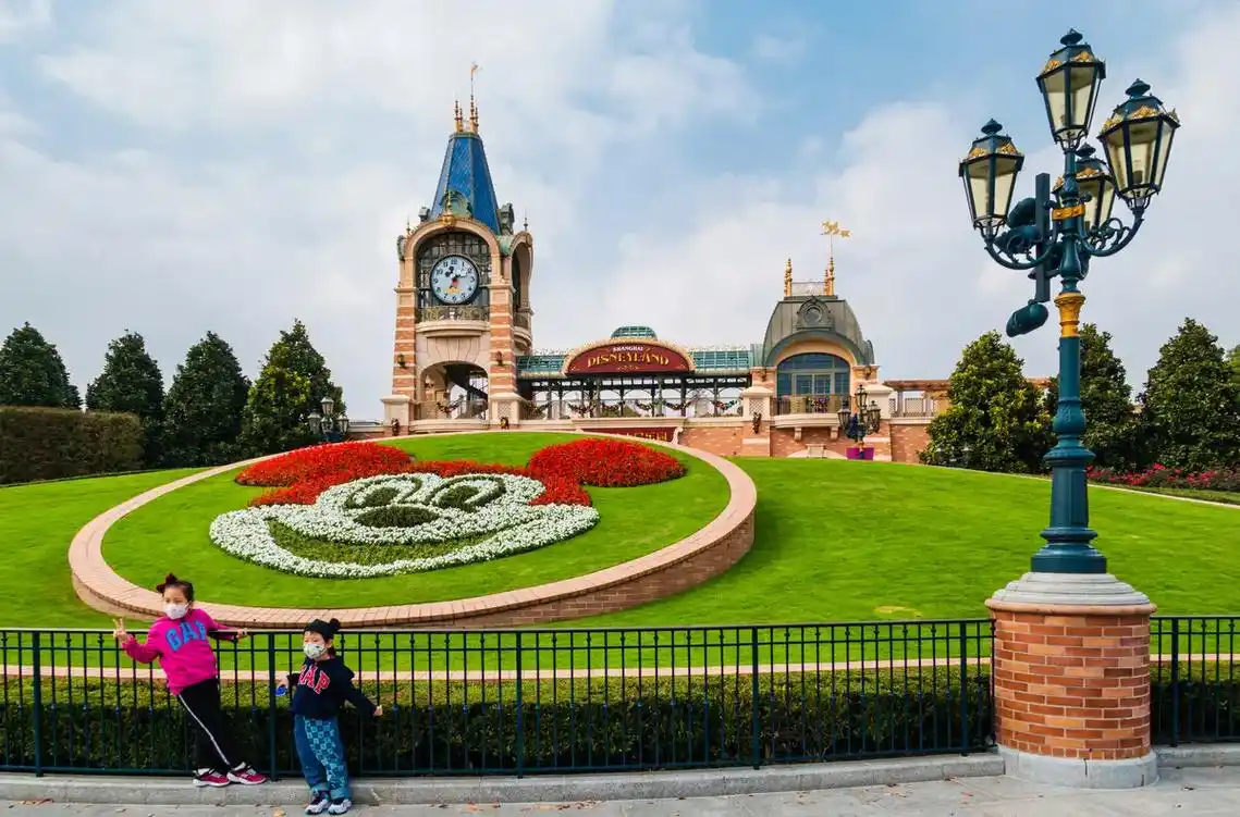 上海迪士尼正门风景 - 抖音