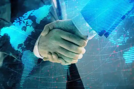 办公室背景下多次曝光世界地图与两位商人握手国际商务概念