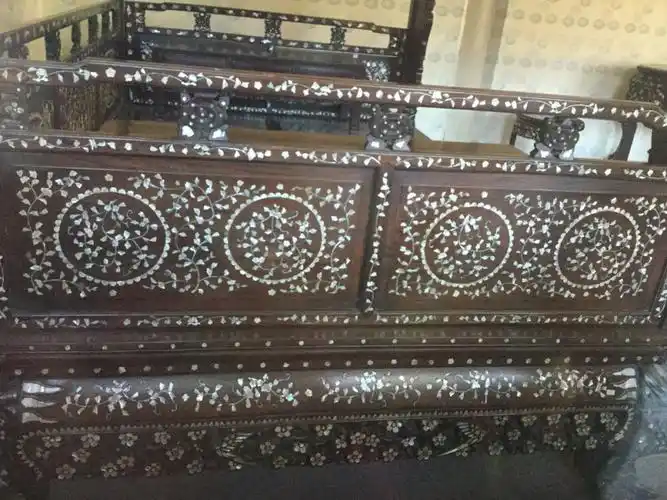 恭王府中的镶螺钿花床