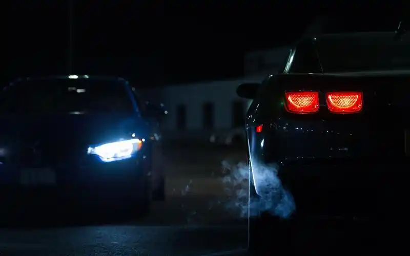 在晚上的汽车灯 壁纸