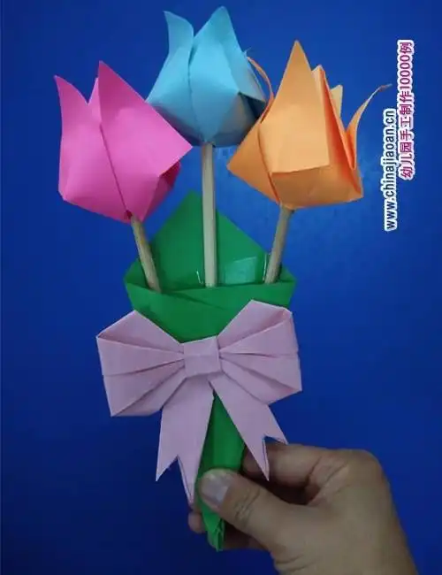 幼儿纸手工制作作品漂亮的郁金香