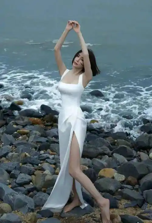 秦岚捧鲜花镜头前甜笑,白色吊带长裙造型好优雅 ,尽显好身材