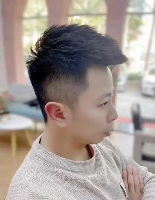 现在最流行的男生发型(男士发型款式大全)