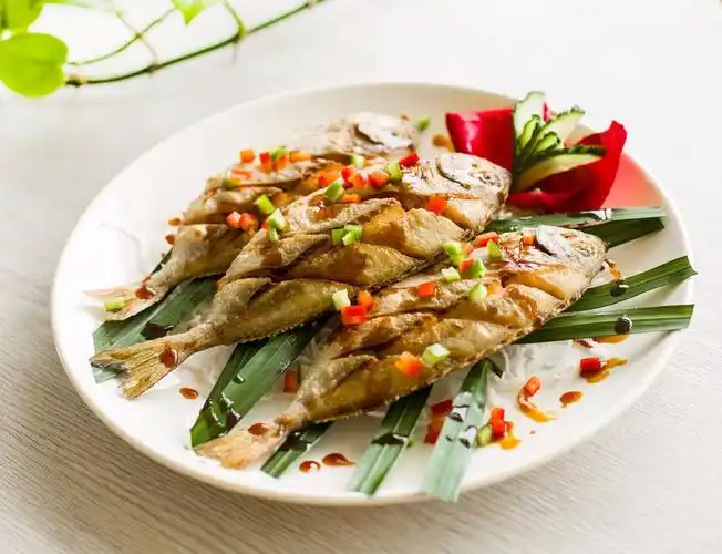 纯正海货先烤把海鱼的味道烤出来把海盐的通过高温散发出来后炸然后把