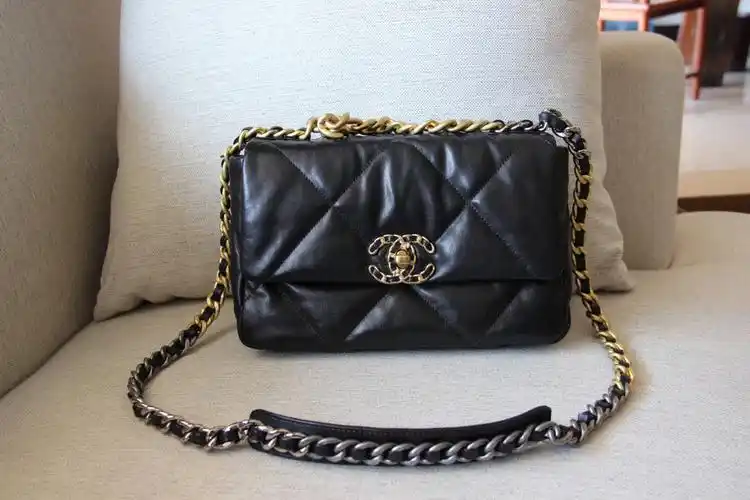 改良后的小羊皮手感摸起来柔软细腻 整个包包的包型和整体外观来看更