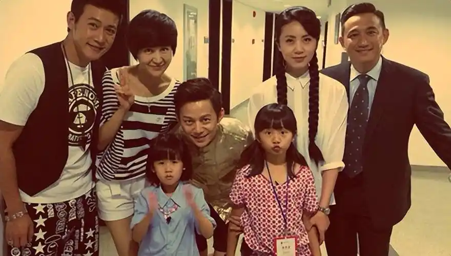 李湘带女儿与何炅聚会,49岁何炅好抗老,和13岁王诗龄同框像兄妹