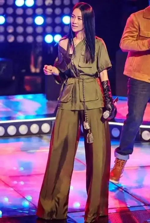 那英穿衣服真不咋地大花裤也敢穿上舞台气场全靠修图撑着呢