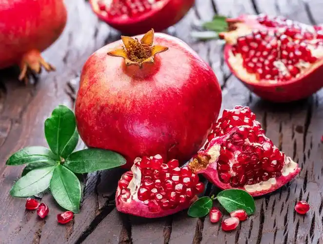 成熟的石榴果在木背景上