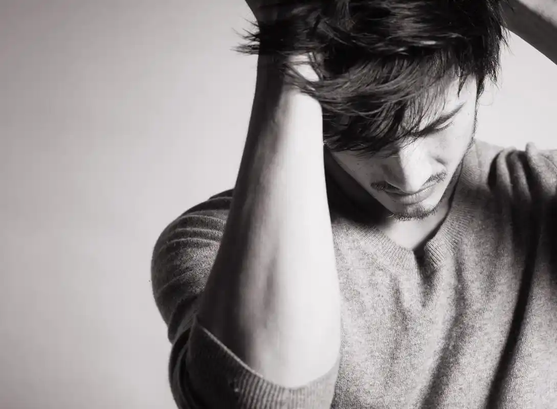 有压力的年轻人焦虑烦躁恼火烦躁无奈后悔