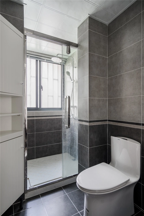 卫生间以白,深灰与浅灰为主体色,通过简约大气的浴室家居来提升空间