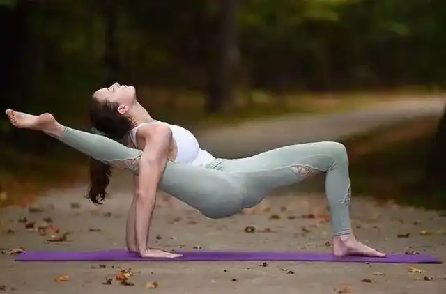 十大高难瑜伽体式 姿势之美 难度之大 令人叹为观止