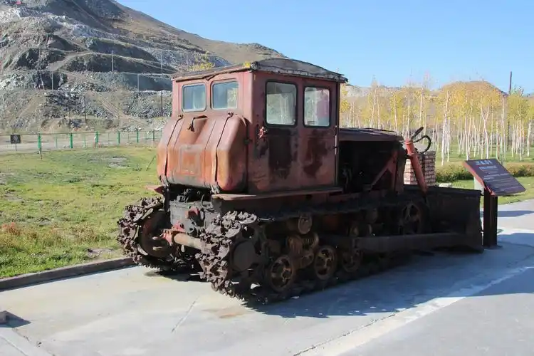 东方红100型推土机