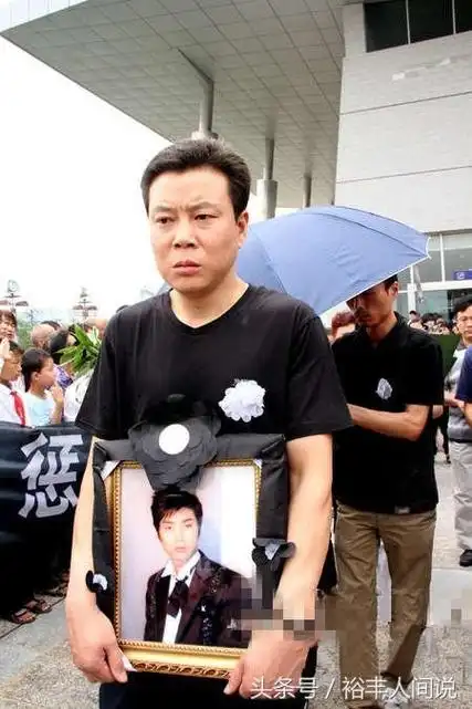 四川的25岁帅小伙抓盗贼被刺身亡壮举感动川市千万人未婚妻痛哭