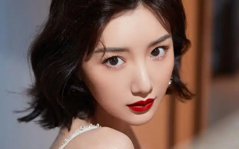 毛晓彤复古魅力吊带裙性感图片桌面壁纸