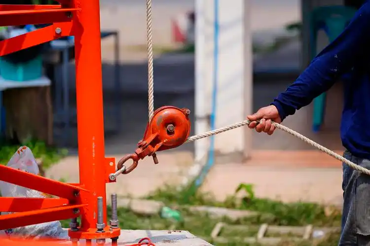 固定滑轮的牵引工人