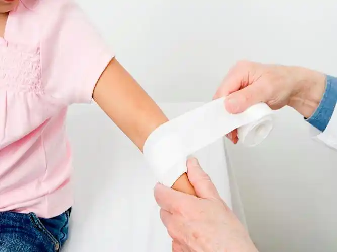 用夹板固定不要试着去伸直手臂,尽量保持不动,不要活动胳膊;用一些