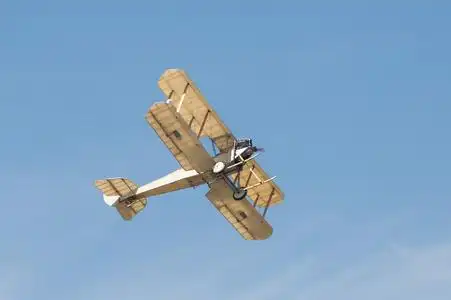 坐在老式飞机老式双翼飞机照片