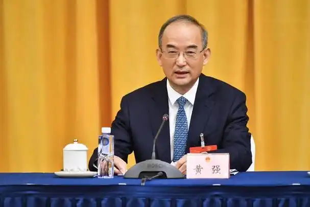 全国人大代表,四川省委副书记,省长黄强在会上答记者问.