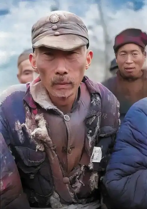 1940年一名国军抗战老兵的照片除了军帽外几乎看不出是个军人