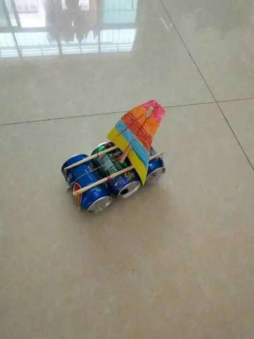 又是一款用易拉罐做的小帆船哦!很不错的创意!