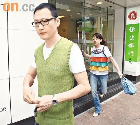 与前妻黄蕙宝(阿宝)到香港跑马地一家银行,并到"个人理财"柜台办事