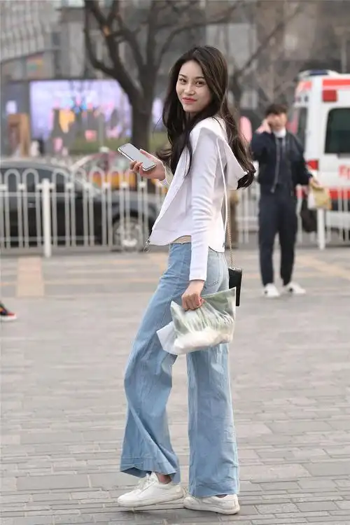 直筒牛仔裤搭配平板鞋,有着小女生的搭配味道,穿出青春的感觉