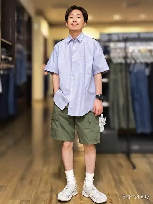 夏天男生短裤怎么搭配衣服还有鞋子?