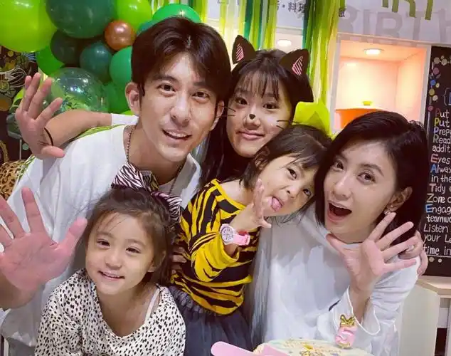 贾静雯晒三个女儿,咘咘最美,波妞女汉子,16岁梧桐妹打扮显成熟