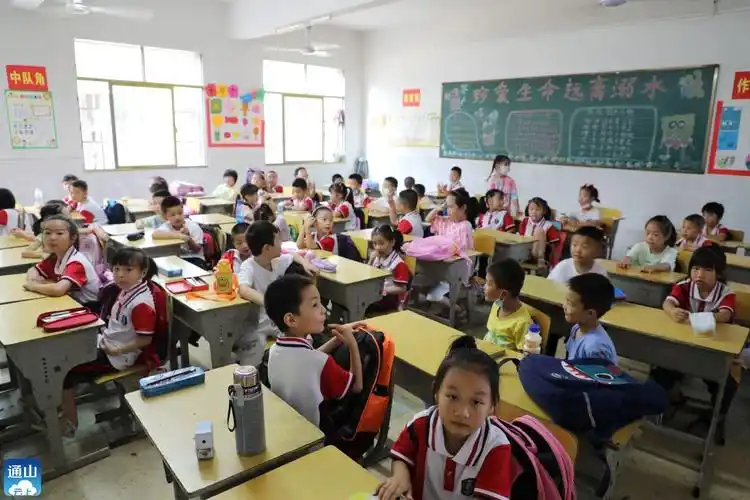 图文开学啦直击通山中小学生入学盛况快看你家娃上镜了吗