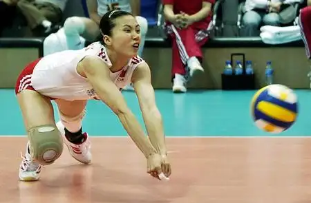 图文国际女排精英赛中国队周苏红倒地救球