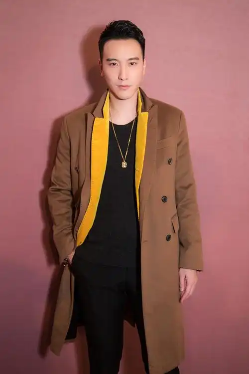 王阳明现身巴黎时装周berluti大秀 时尚与高级的完美结合