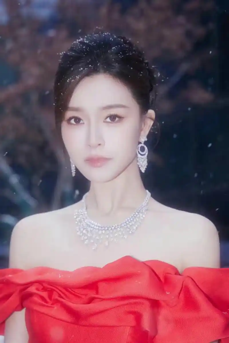 红裙配钻石,璀璨夺目亦浪漫,这一套真的好美啊  大家喜欢文咏珊吗