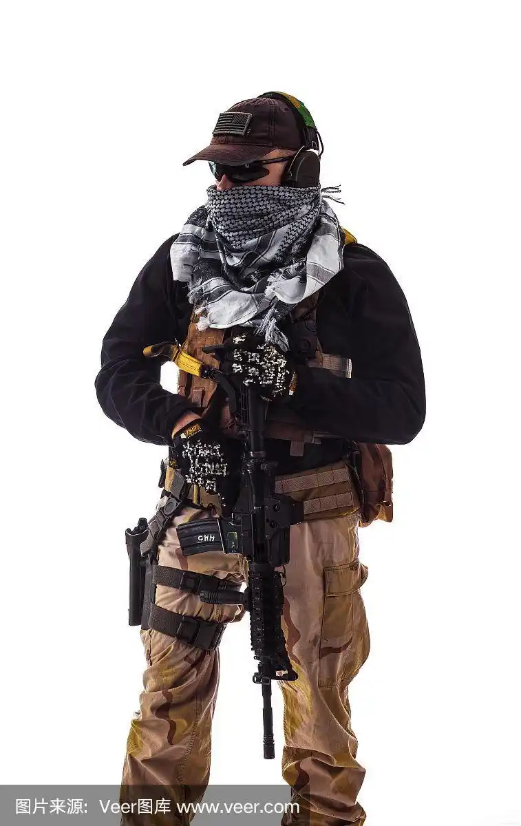 在摄影棚里,一名军人在白色背景上为现代士兵装备
