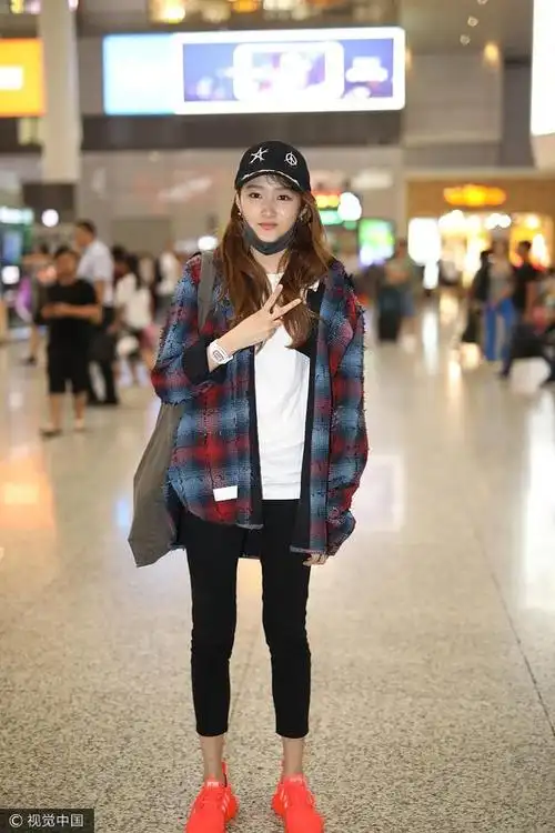 关晓彤把长裤穿成九分裤即视感 嘟嘴比心摆poss