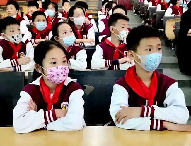 小学德育活动做有意义的事成为健康的人我校小学四年级召开学生大会