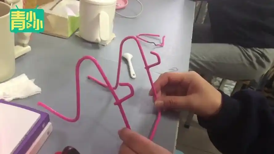 勤俭节约女大学生巧将晾衣架变手机支架