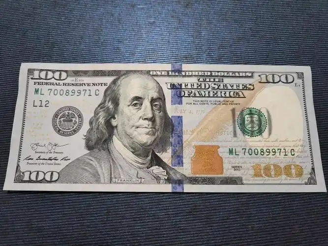 100美元新版3倍焦距局部放大可以看到微缩文字下面是100美元的截屏