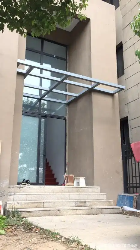 一楼钢架玻璃顶入户门厅,封装断桥铝门联窗