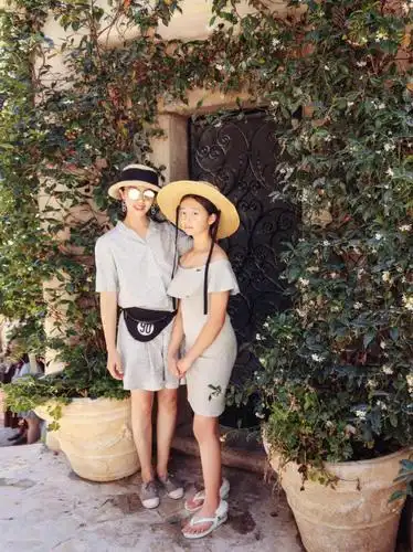 孙莉黄多多初秋时尚大片,同穿黄衣美成画,母女俩被赞像姐妹