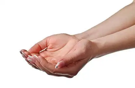 女性的手掌美丽的女人用手掌在黑板上画着心善于讨好女人的男子石匠