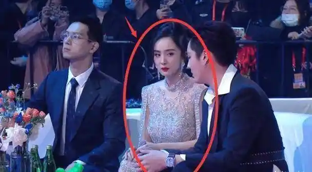 杨幂就坐在李现和吴亦凡中间,可见杨幂挺有实力的,不得不说杨幂从哪个