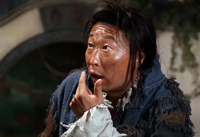 2005年,小品《装修》在央视春晚播出,引得台下观众哈哈大笑.