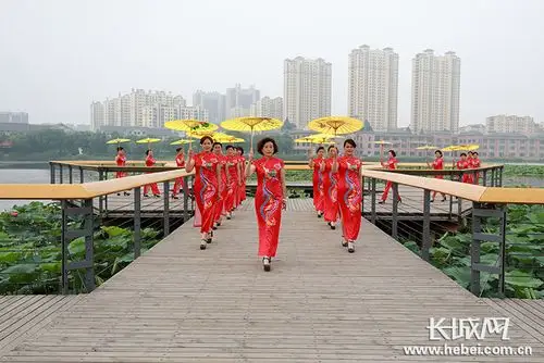 滦南县旗袍爱好者在北河公园里表演走秀.张永新 摄