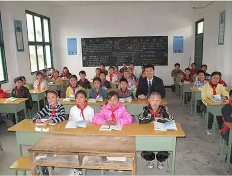 传递希望 让爱延续 欧美大地希望小学五周年记