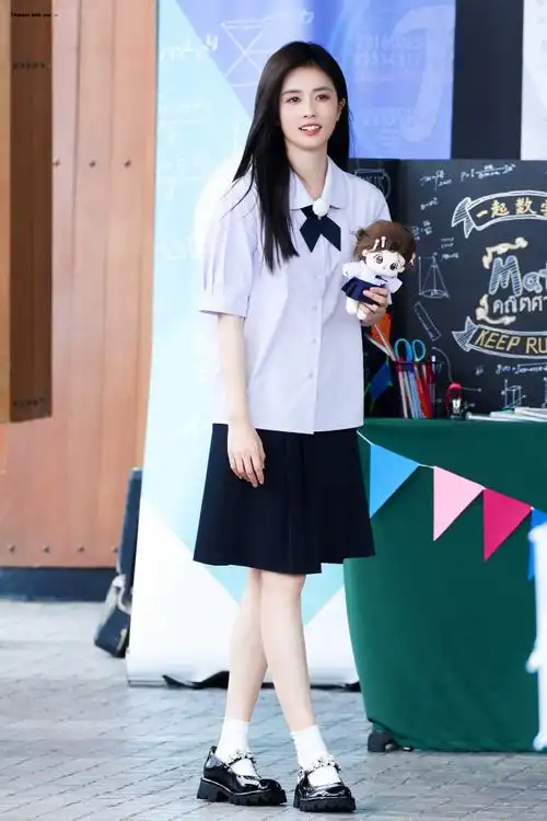 白鹿跑男学院风#唯一纯白的茉莉花,谁能拒绝得了呢穿校服的白鹿 ??