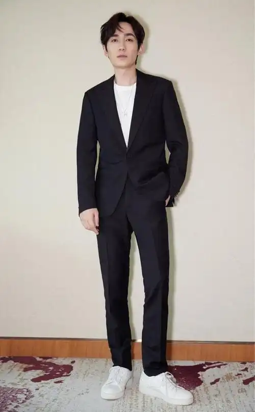 穿衣打扮华丽高贵,就连男明星也不忘精心的捯饬自己,西装革履看上去