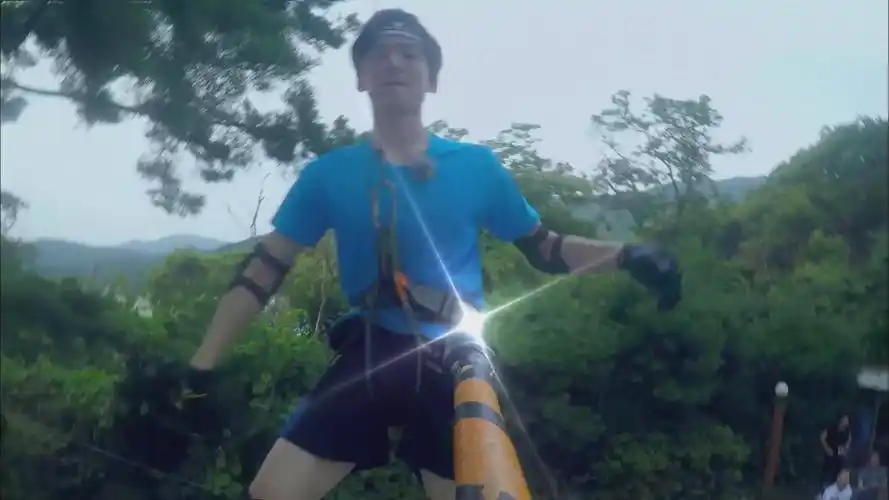 白敬亭飞檐走壁差点被标枪刺中,录个综艺节目玩的太真了